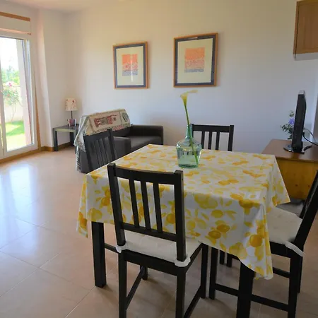Apartamento Con Piscina En El Entorno De *